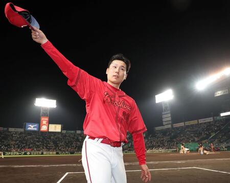阪神打線を完封し、スタンドの声援に応える栗林（撮影・田中太一）