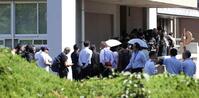 傍聴券を求めて列をなす広島地裁＝広島地方裁判所