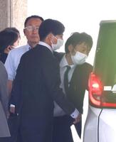 広島地裁を出て車両に乗り込む羽月隆太郎被告（中央左）