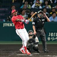 ４回、左越えに先制ソロを放つモンテロ（撮影・山口登）