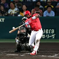 ４回、左越えに先制ソロを放つモンテロ（撮影・山口登）