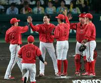 栗林（中央左）は完封勝利を飾りナインとタッチする（撮影・山口登）