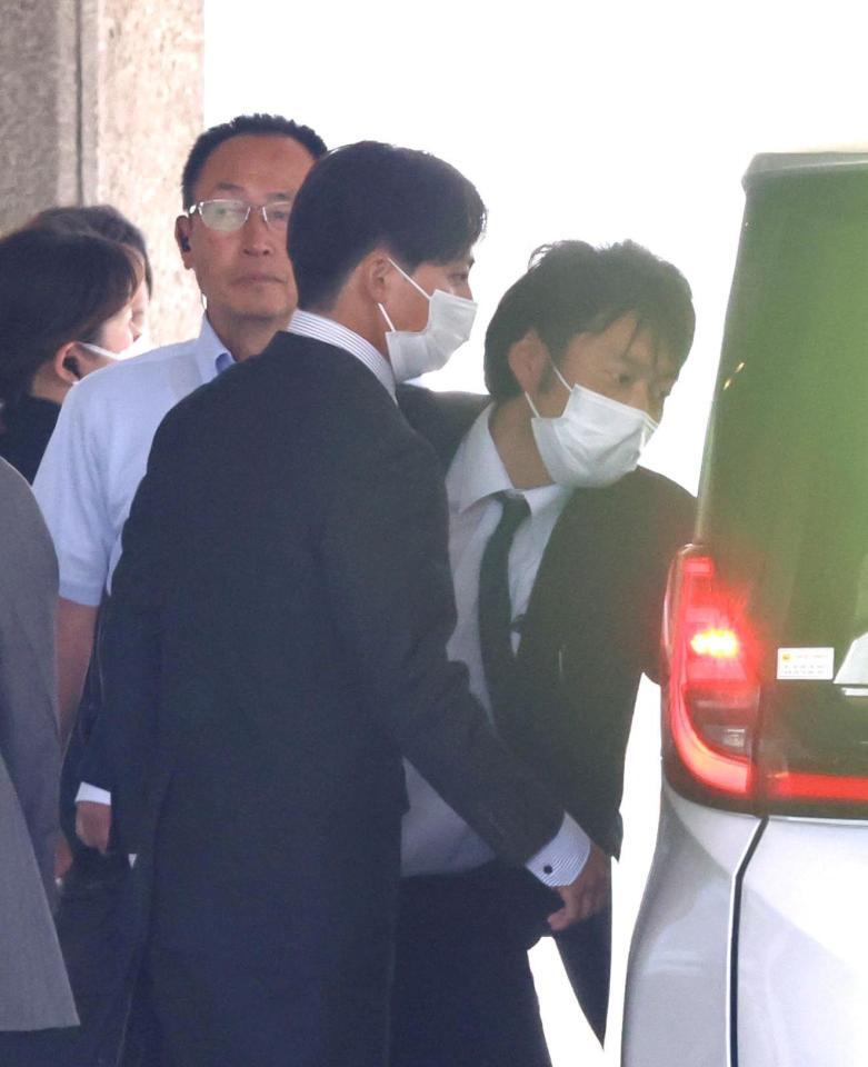 広島地裁を出て車両に乗り込む羽月隆太郎被告（中央左）