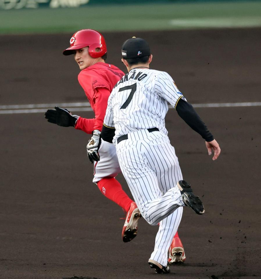 １回、一塁走者の辰見はけん制に飛び出しタッチアウトになる（撮影・山口登）