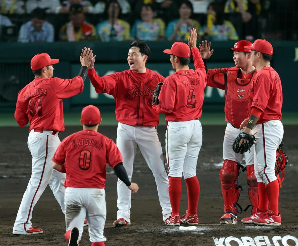 栗林（中央左）は完封勝利を飾りナインとタッチする（撮影・山口登）