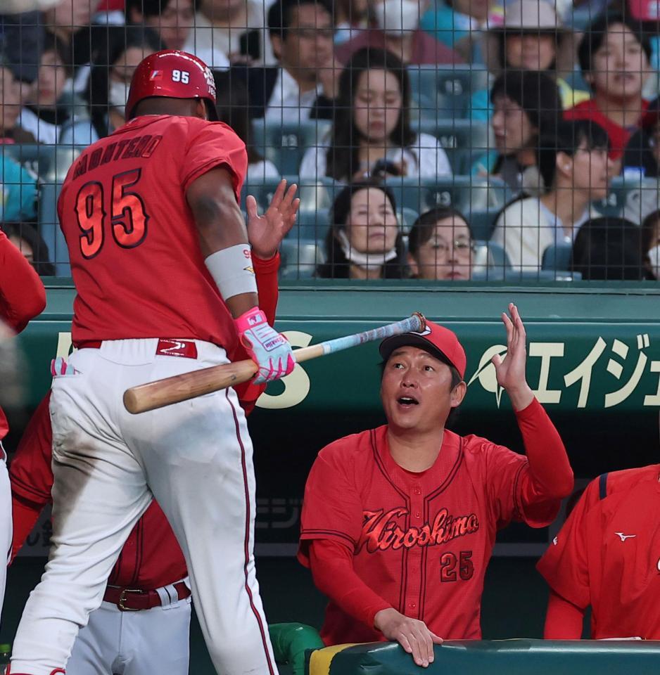 ４回、先制ソロを放ったモンテロ（左）を迎える新井監督（撮影・西田忠信）
