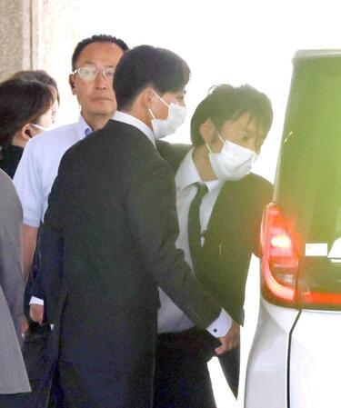 初公判を終え、車に乗り込む羽月隆太郎被告（中央）