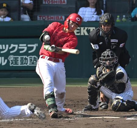 ５回、右前打を放つ持丸（撮影・飯室逸平）