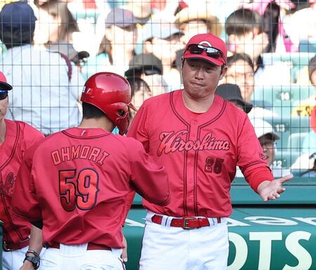 ９回、坂倉の適時打で生還した大盛（左）を迎える新井監督（撮影・西田忠信）
