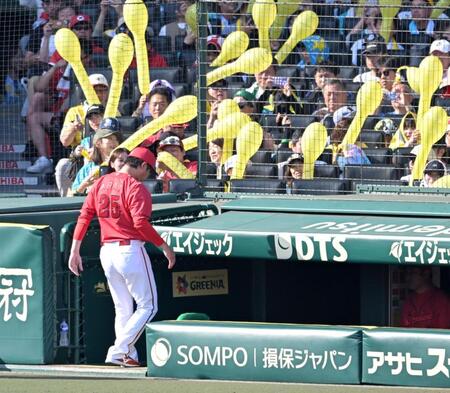 ７回、選手交代を告げ、ベンチへ戻る新井監督（撮影・飯室逸平）