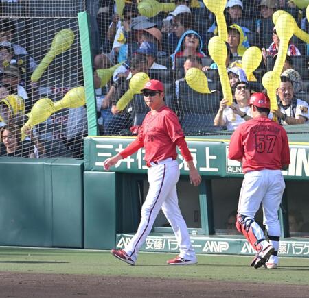 選手交代のためベンチを出る新井監督（撮影・飯室逸平）