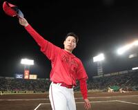 阪神打線を完封し、スタンドの声援に応える栗林（撮影・田中太一）