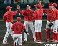 栗林（中央左）は完封勝利を飾りナインとタッチする（撮影・山口登）