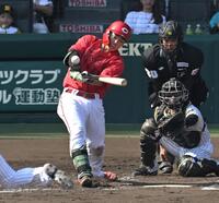 ５回、右前打を放つ持丸（撮影・飯室逸平）