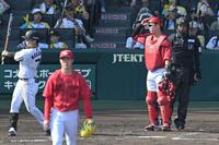 ５回、３個目の盗塁を許し肩を落とす持丸（右）＝撮影・飯室逸平