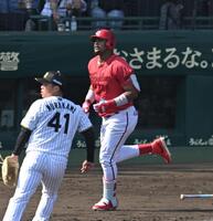５回、邪飛に倒れるモンテロ（撮影・飯室逸平）