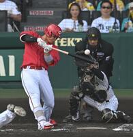 ９回、適時打を放つ坂倉（撮影・飯室逸平）
