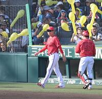 選手交代のためベンチを出る新井監督（撮影・飯室逸平）