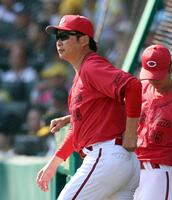 ６回、投手交代を告げに向かう新井監督（撮影・山口登）