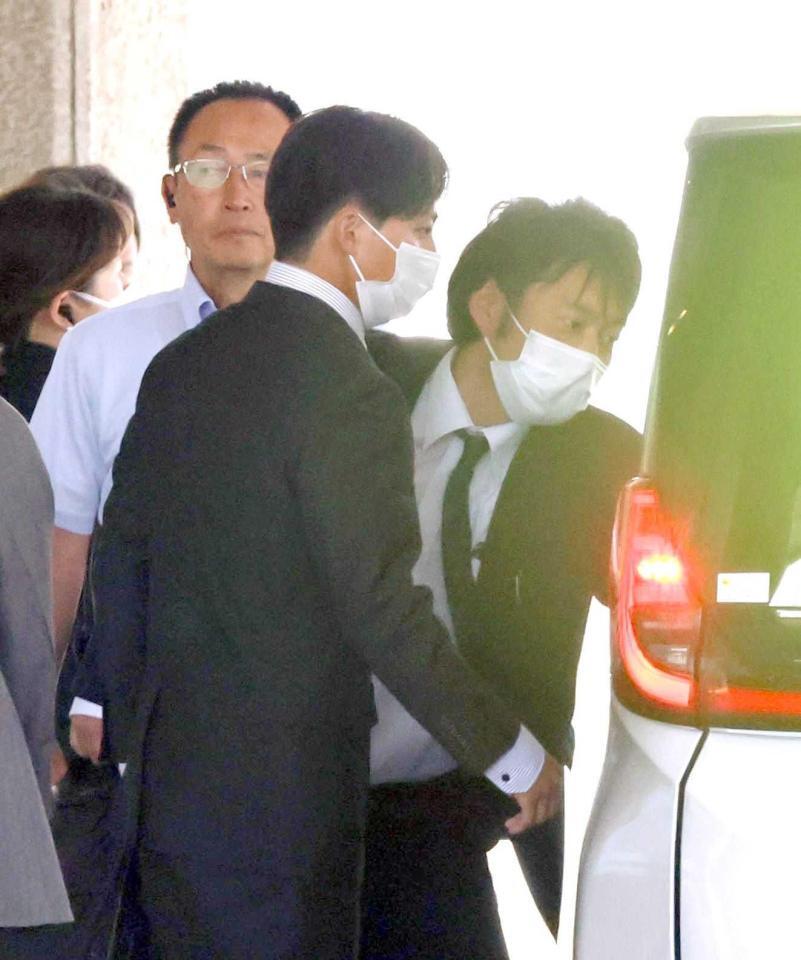 初公判を終え、車に乗り込む羽月隆太郎被告（中央）