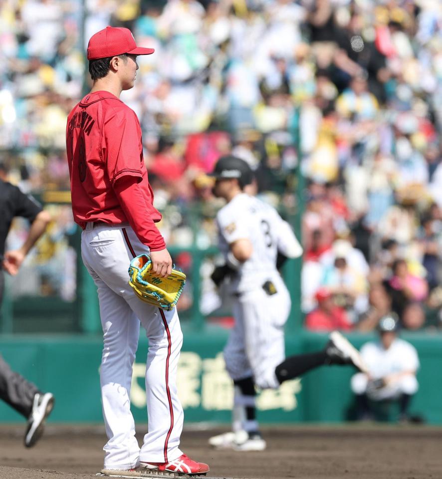 ４回、佐藤輝（右）にソロを浴びた森下（撮影・西田忠信）