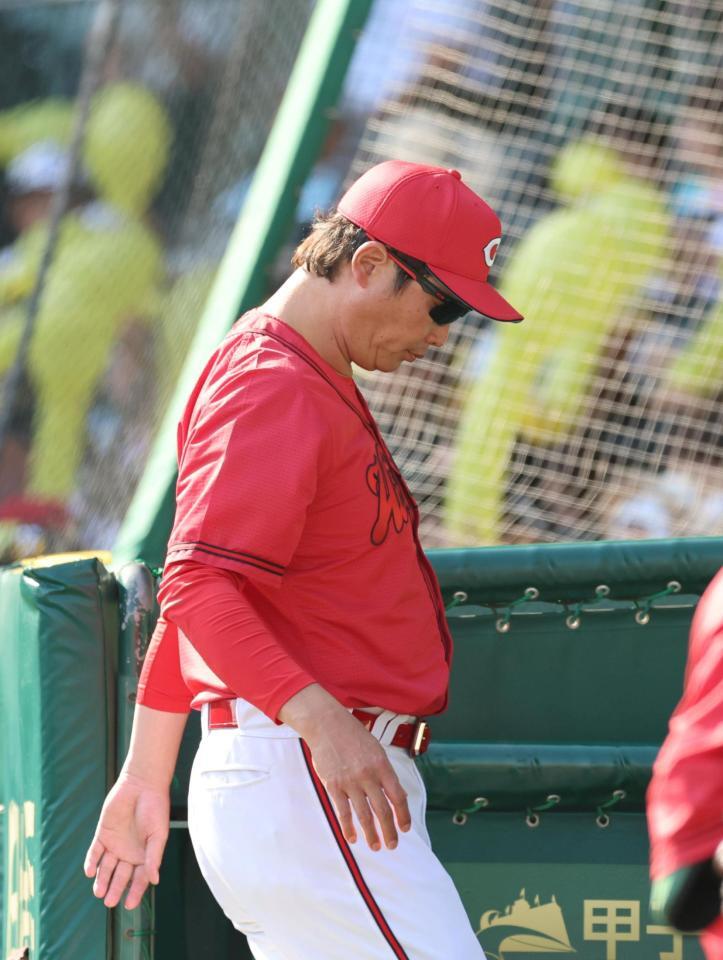 ７回、投手交代を告げベンチに戻る新井監督（撮影・山口登）