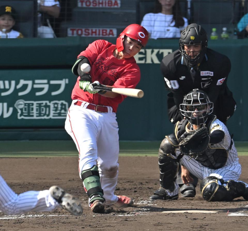 ５回、右前打を放つ持丸（撮影・飯室逸平）