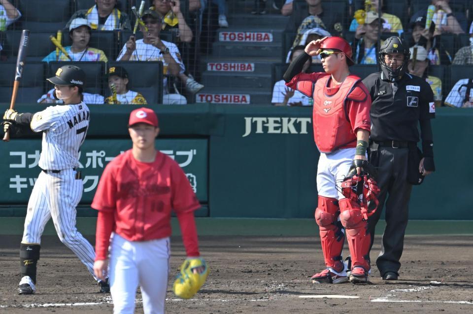 ５回、３個目の盗塁を許し肩を落とす持丸（右）＝撮影・飯室逸平