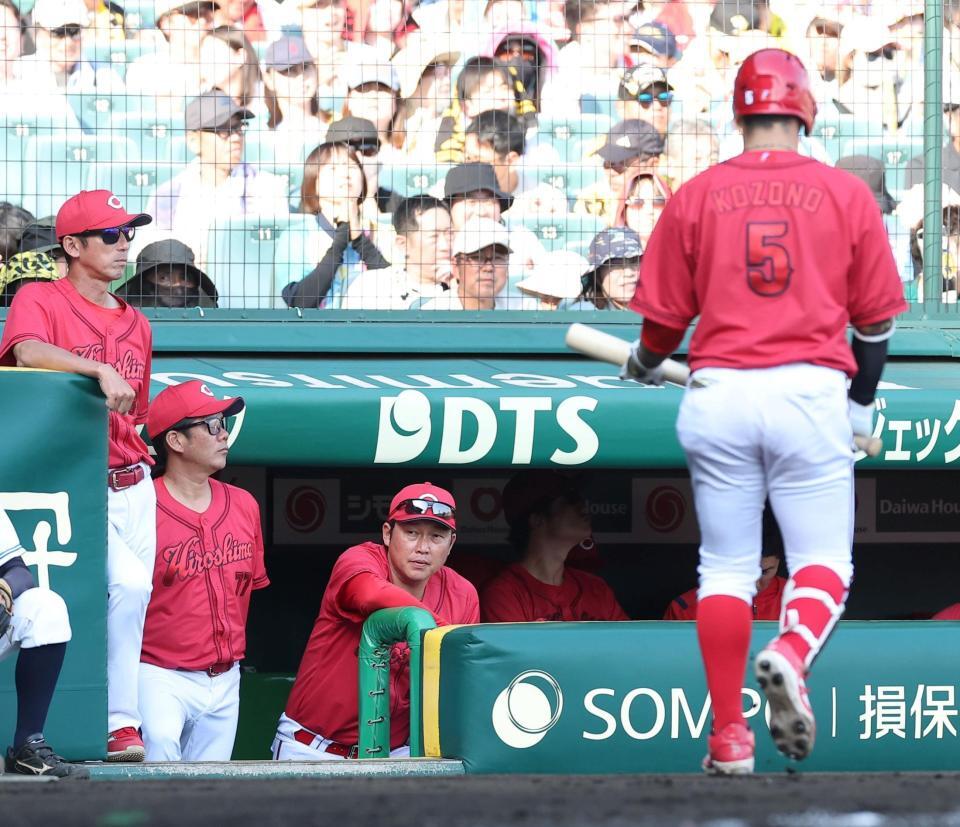 ９回、小園が三振に倒れベンチで厳しい表情の新井監督（左から３人目）＝撮影・西田忠信