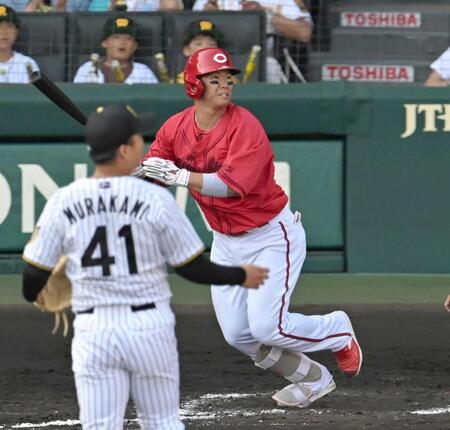 ９回、適時打を放つ坂倉（撮影・飯室逸平）