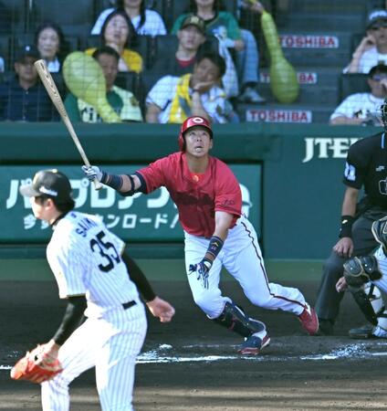 ７回、先制打を放つ野間（撮影・飯室逸平）