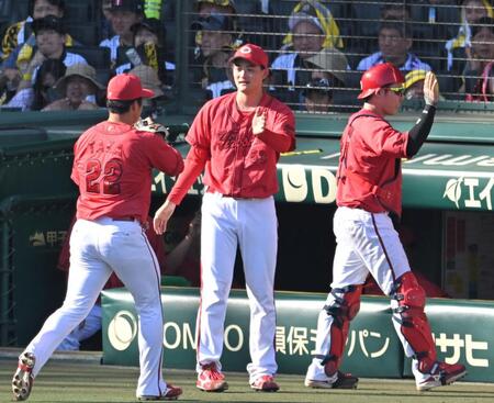 ７回、好リリーフの高（２２）を迎える岡本（撮影・飯室逸平）