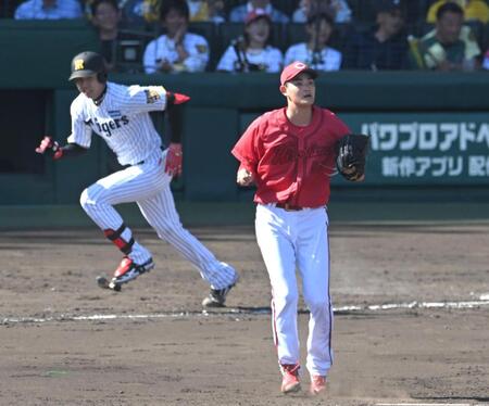 ４回、満塁のピンチに才木を打ち取る岡本（撮影・飯室逸平）