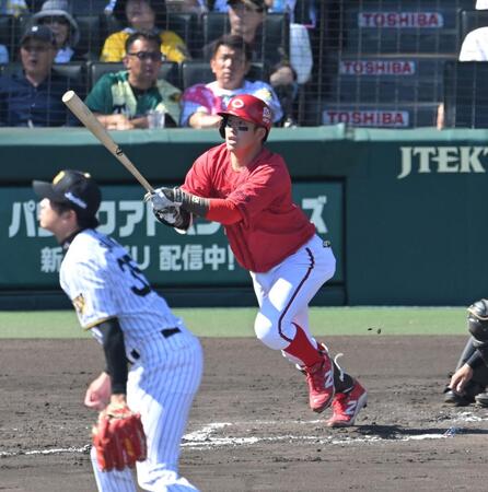 ４回、二塁打を放つ小園（撮影・飯室逸平）