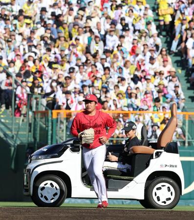 ７回、リリーフカーを降りマウンドに向かう高（撮影・山口登）
