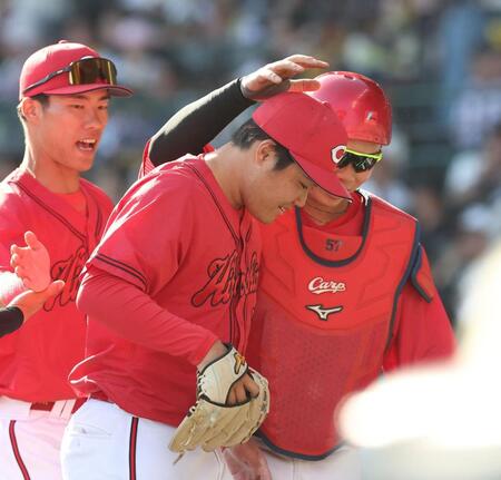 ７回を無失点で切り抜け、笑顔でベンチに戻る高（中央）＝撮影・西田忠信