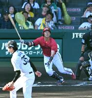 ７回、先制打を放つ野間（撮影・飯室逸平）
