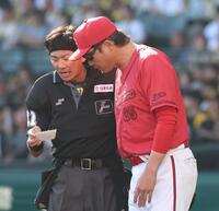 ７回、岡本の交代を告げる新井監督（撮影・西田忠信）