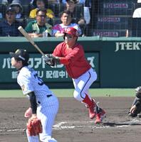 ４回、二塁打を放つ小園（撮影・飯室逸平）