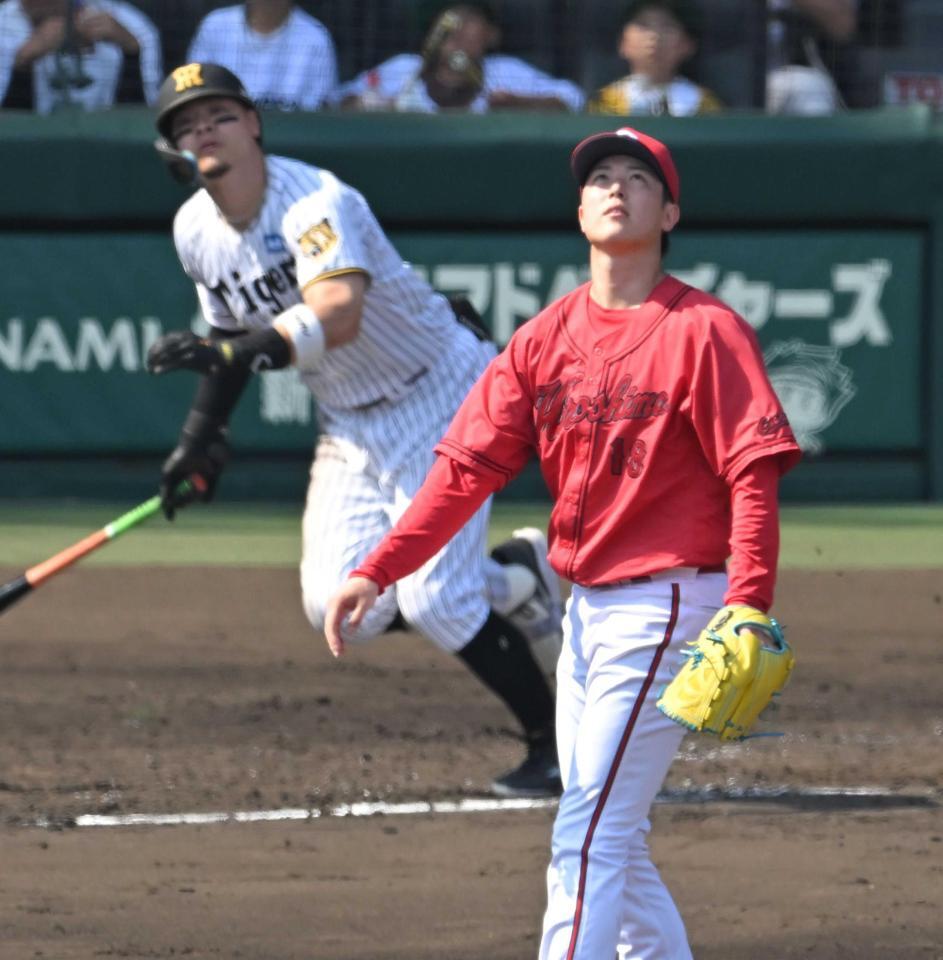４回、佐藤輝にソロを打たれ打球を見上げる森下