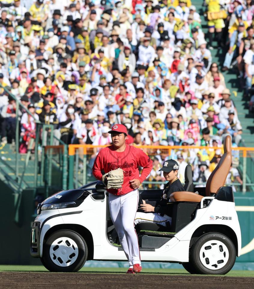 ７回、リリーフカーを降りマウンドに向かう高（撮影・山口登）