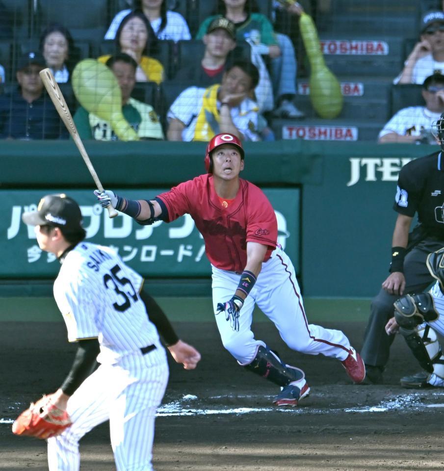 ７回、先制打を放つ野間（撮影・飯室逸平）