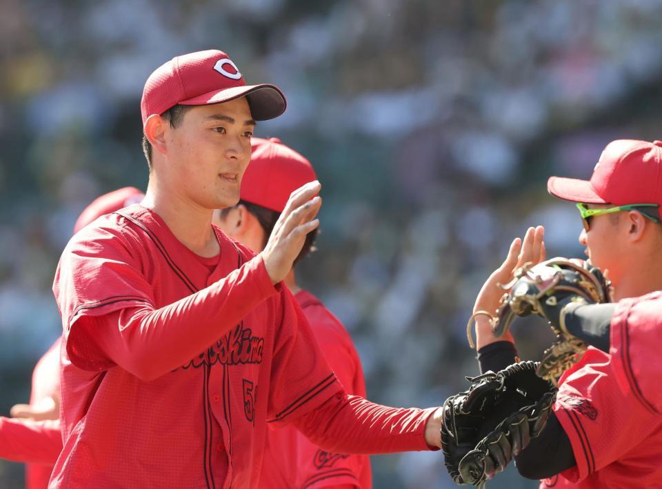 ４回、才木を遊ゴロに仕留め無失点で切り抜けた岡本（撮影・西田忠信）