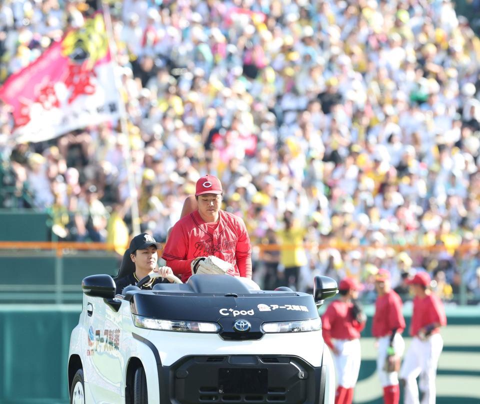 ７回途中、２番手でマウンドに向かう高（撮影・西田忠信）