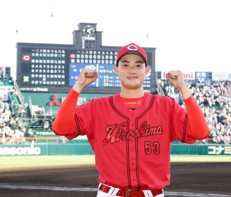 勝利投手になり、ポーズをとる岡本（撮影・西田忠信）