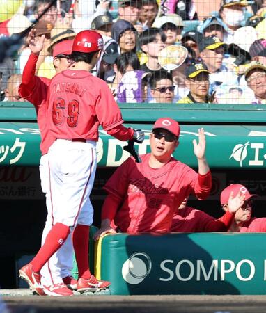 ７回、生還した辰見を迎える新井監督（撮影・山口登）