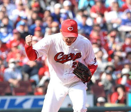 完封勝利を挙げ、拳を握る広島・栗林良吏（３月２９日撮影）