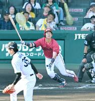 ７回、先制打を放つ野間（撮影・飯室逸平）