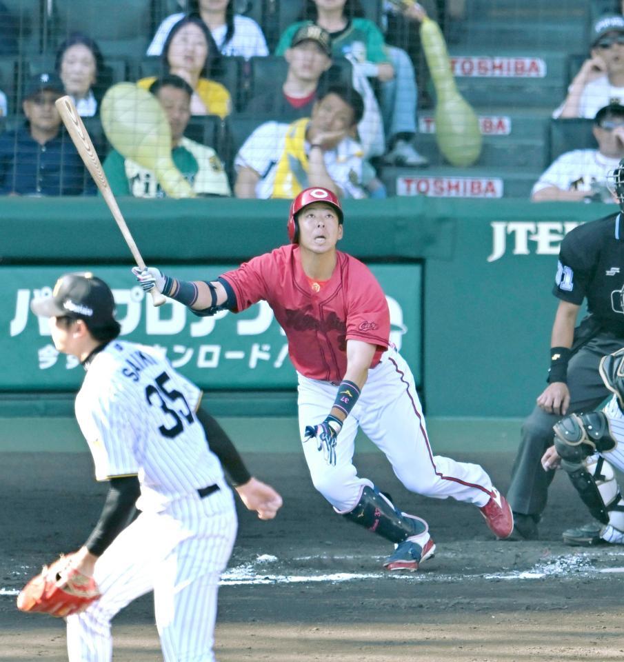７回、先制打を放つ野間（撮影・飯室逸平）