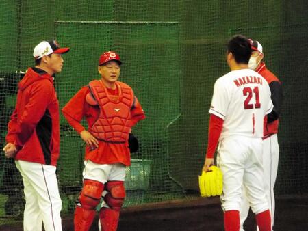 ブルペン投球後に新井監督からアドバイスをもらう中崎＝２０２３年２月
